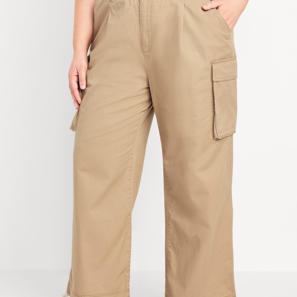 Old Navy Women's Wide Leg Cargo Pants in Khaki